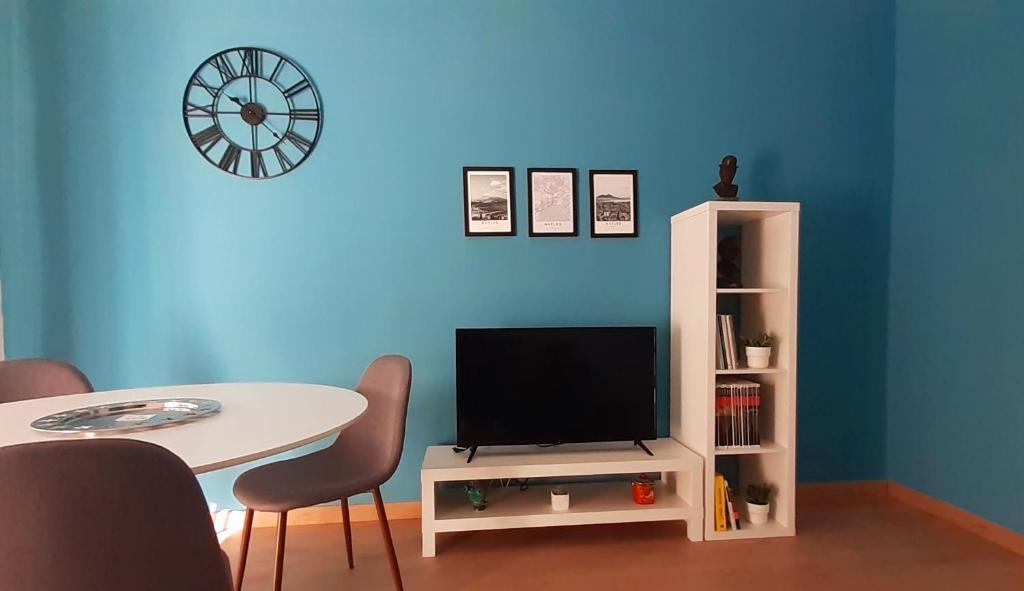 Vesuvia في نابولي: غرفة معيشة مع طاولة وتلفزيون