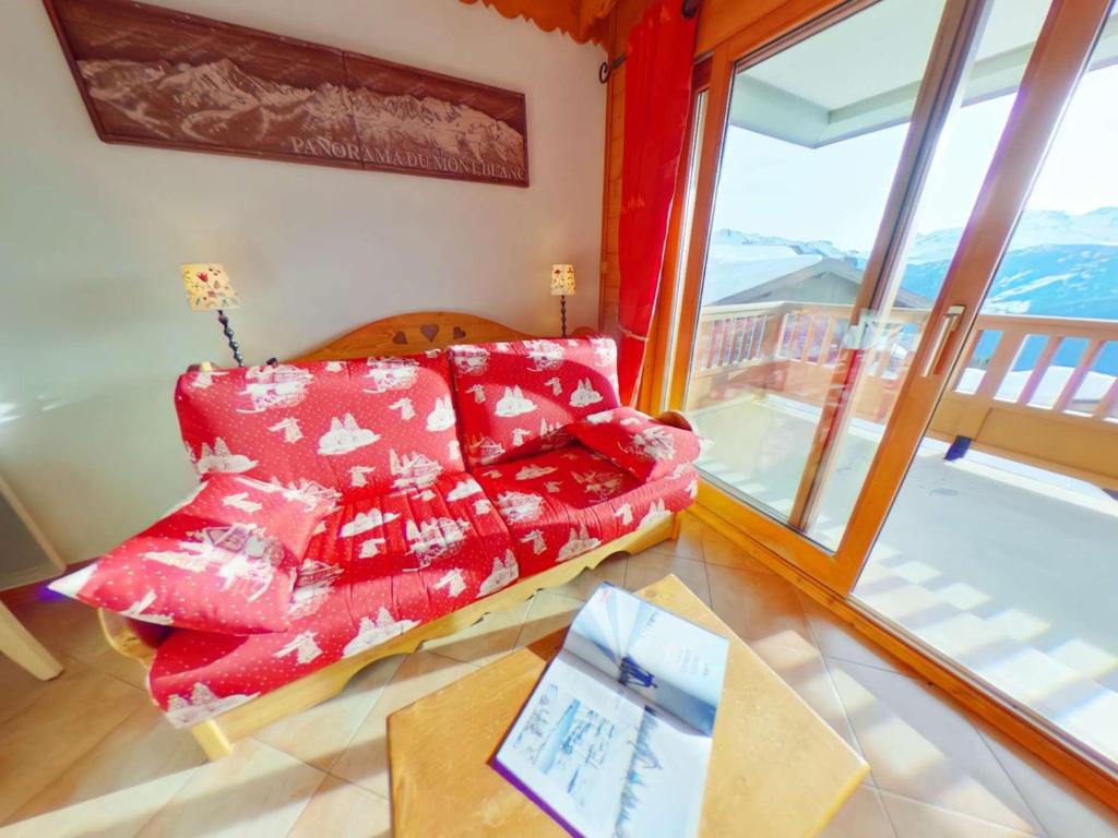 sala de estar con sofá rojo y ventana en Appartement Villard-sur-Doron, 3 pièces, 7 personnes - FR-1-594-75, en Villard-sur-Doron