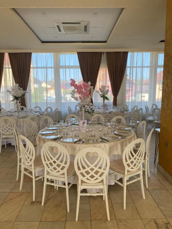 Interior restaurant cu lumânări și mâncare gourmet