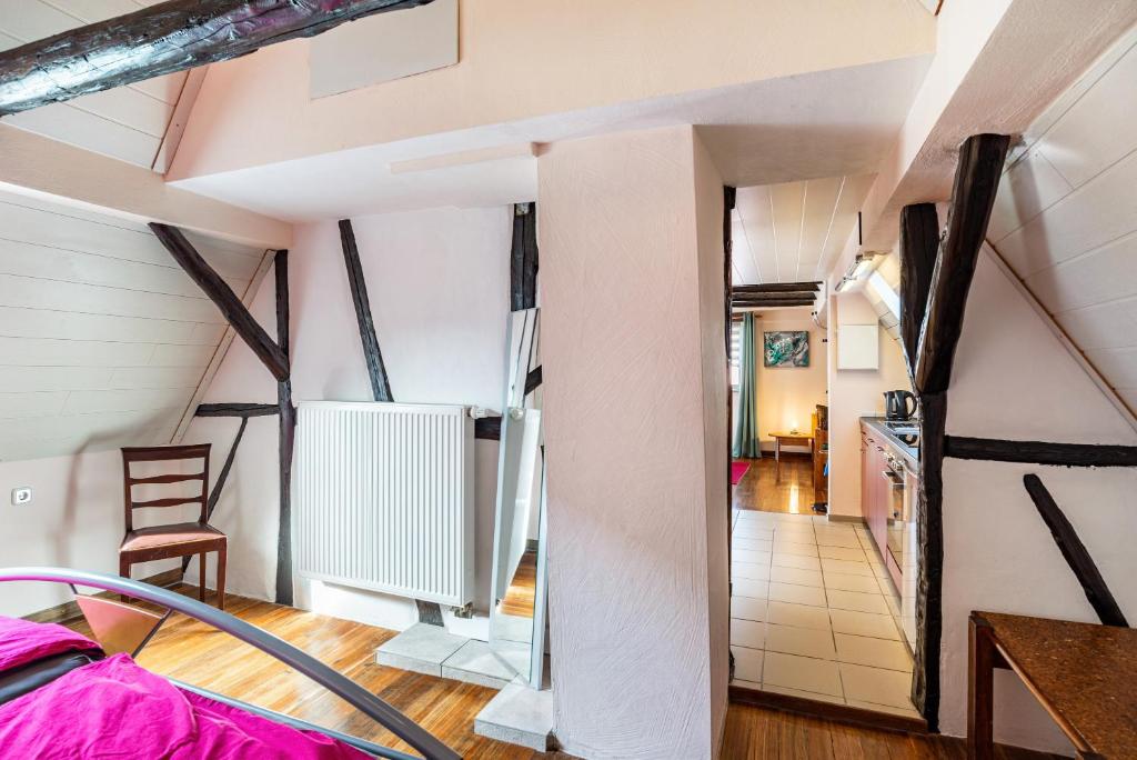 Habitación con una escalera que conduce a una cocina y una sala de estar. en Ferienwohnung Blaues Haus en Ubstadt-Weiher
