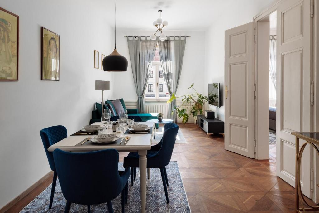 uma sala de jantar e sala de estar com mesa e cadeiras em LA apartments em Maribor