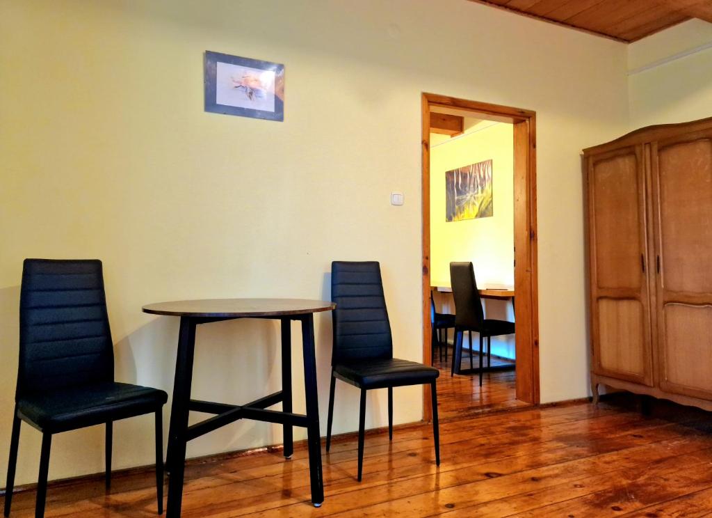 Hostel Domek Ogrodnika przy Muzeum w Przeworsku Zespole Pałacowo - Parkowym - Tweepersoonskamer Met 2 Aparte Bedden