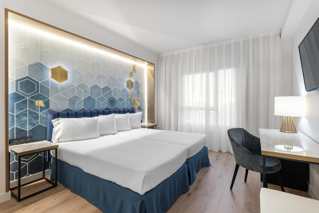 Postel nebo postele na pokoji v ubytování Eurostars Gran Madrid