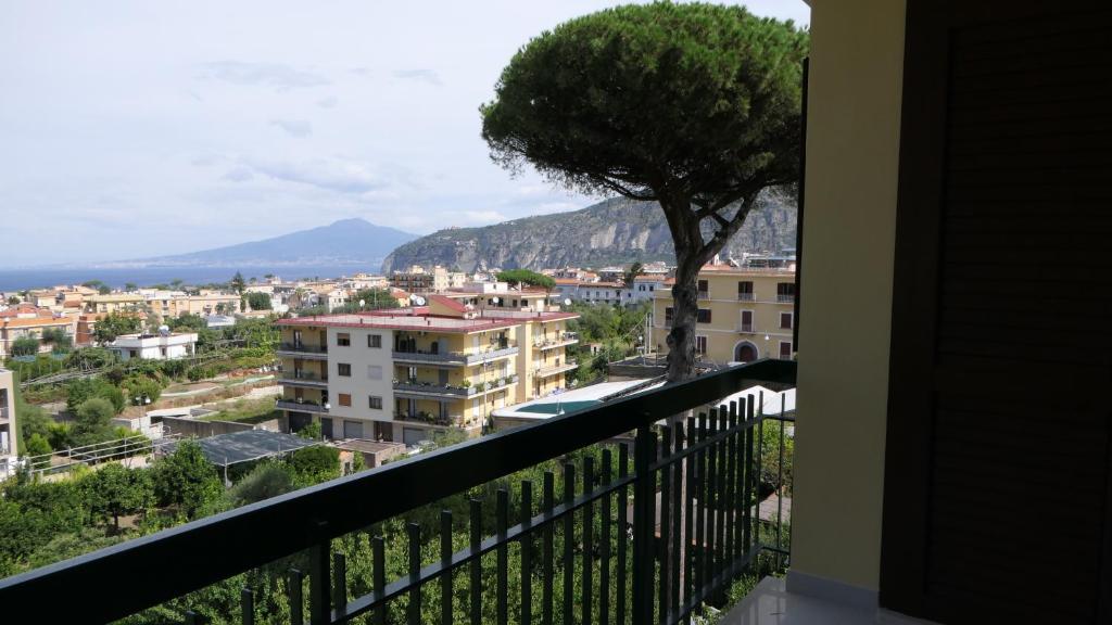 uma varanda com vista para a cidade em Maison Anthony: sea view house em Sant'Agnello