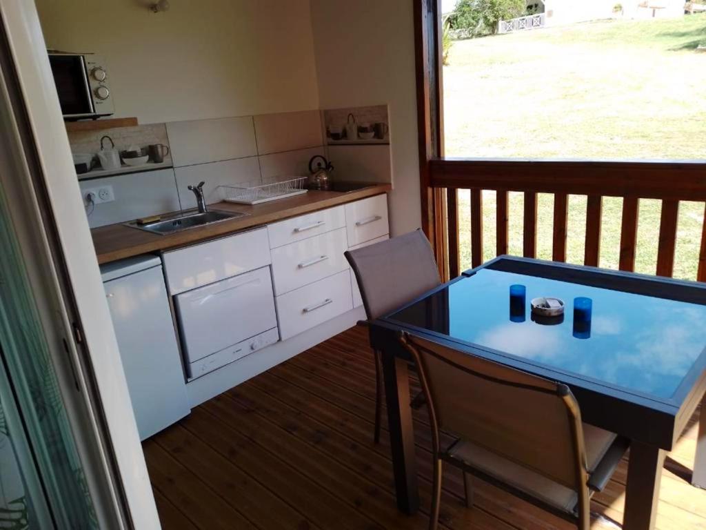 a kitchen with a table and chairs and a window at Bungalow d'une chambre avec jardin clos et wifi a Saint Louis in Saint-Louis