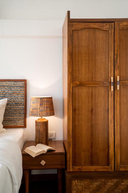 Postel nebo postele na pokoji v ubytování Kaia Oceanfront Goa