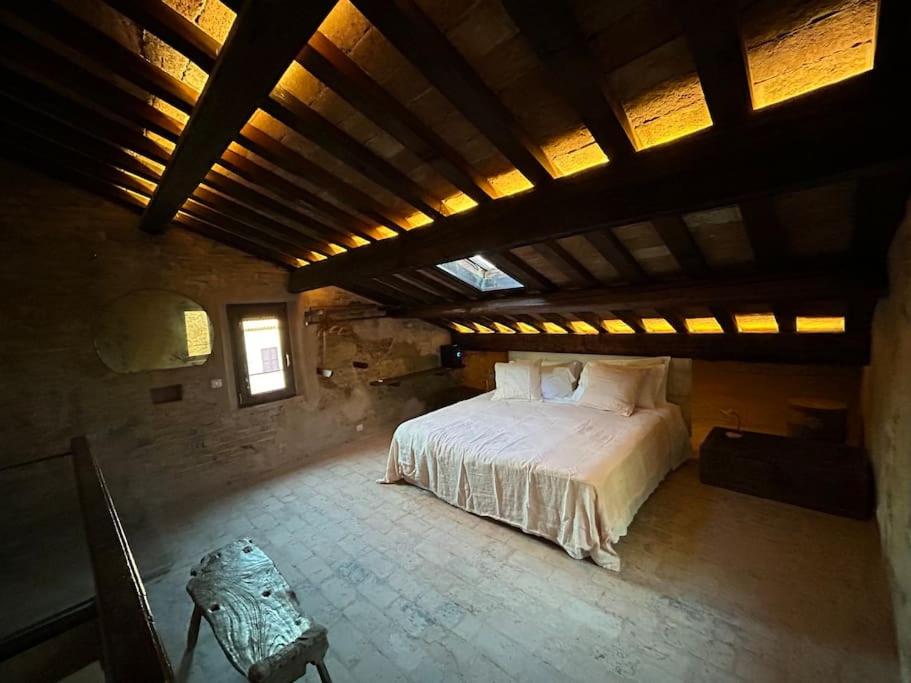 Ένα ή περισσότερα κρεβάτια σε δωμάτιο στο PALAZZO SABBIONI Romantic apartment with kitchen park view
