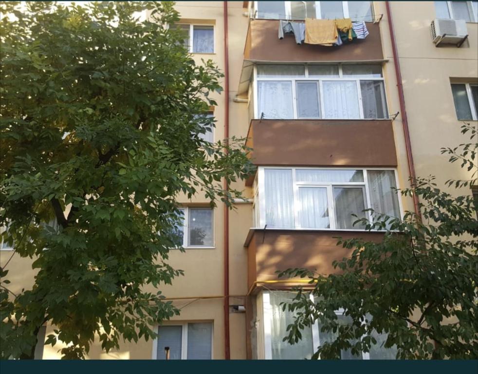 ein Apartmenthaus mit Fenstern und einer Wäscheleine in der Unterkunft LME Residence in Târgovişte