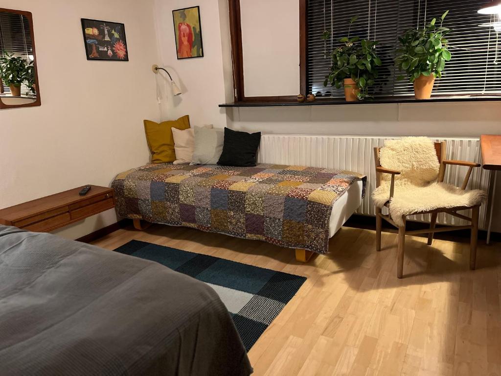 um quarto com uma cama, uma mesa e uma cadeira em Kløvermarken 14 em Herning