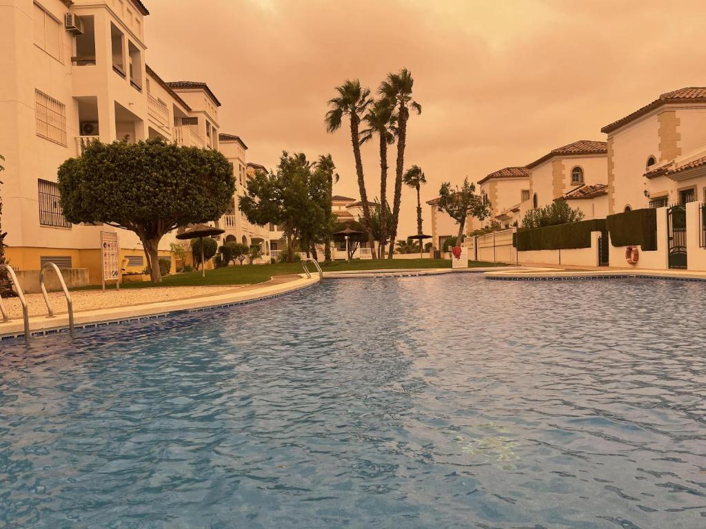 維拉馬丁的住宿－Villamartín PlazaGolf，游泳池位于部分建筑前