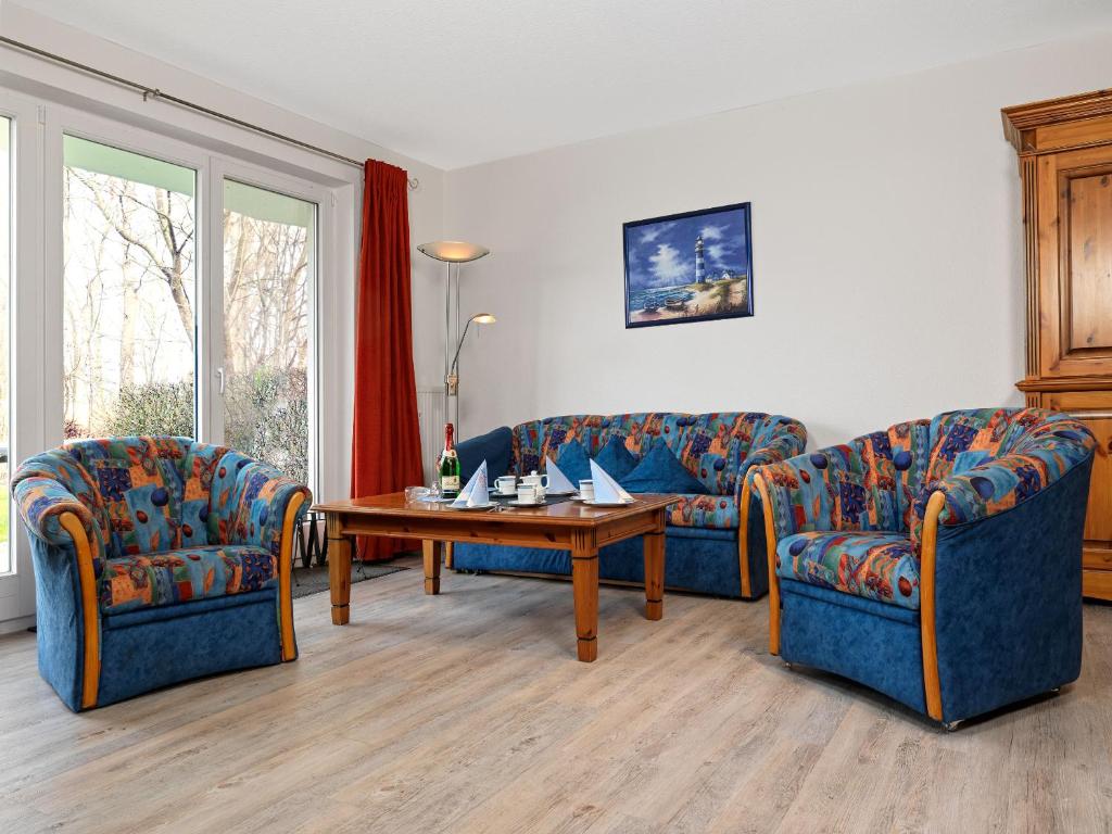 un soggiorno con 2 divani e un tavolo di Ostsee Residenz Meeresblick Albatros a Insel Poel
