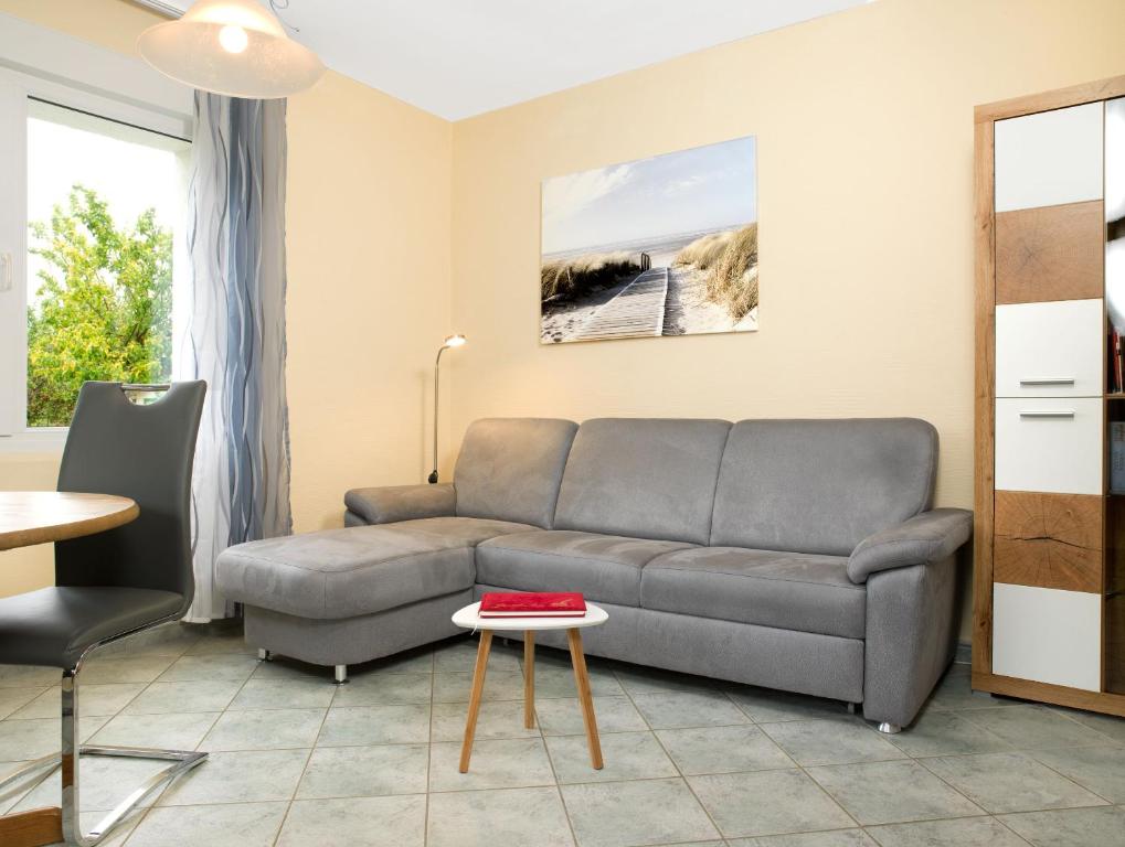 ein Wohnzimmer mit einem Sofa und einem Tisch in der Unterkunft Haus Kaltenhof in Insel Poel