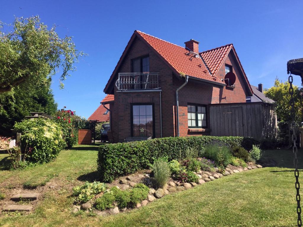 ein Haus mit Garten davor in der Unterkunft Hus an Diek in Insel Poel