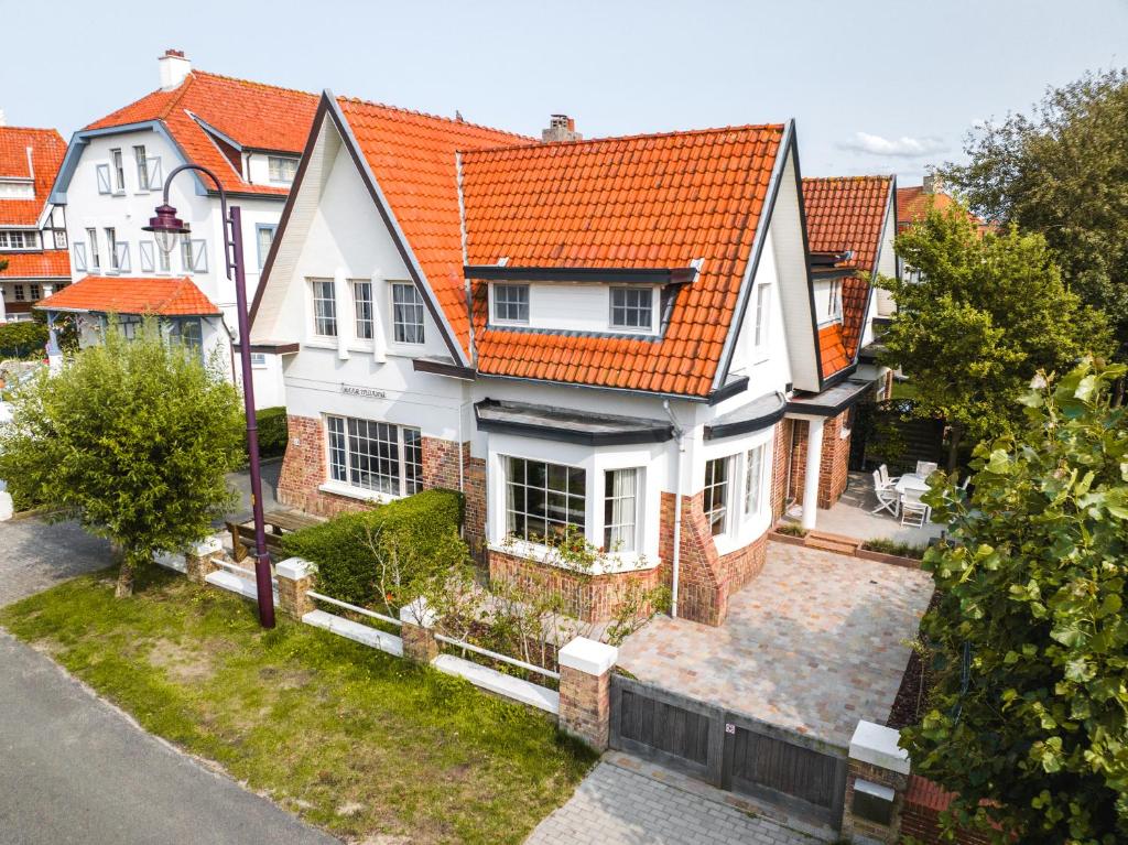 Tòa nhà nơi biệt thự tọa lạc