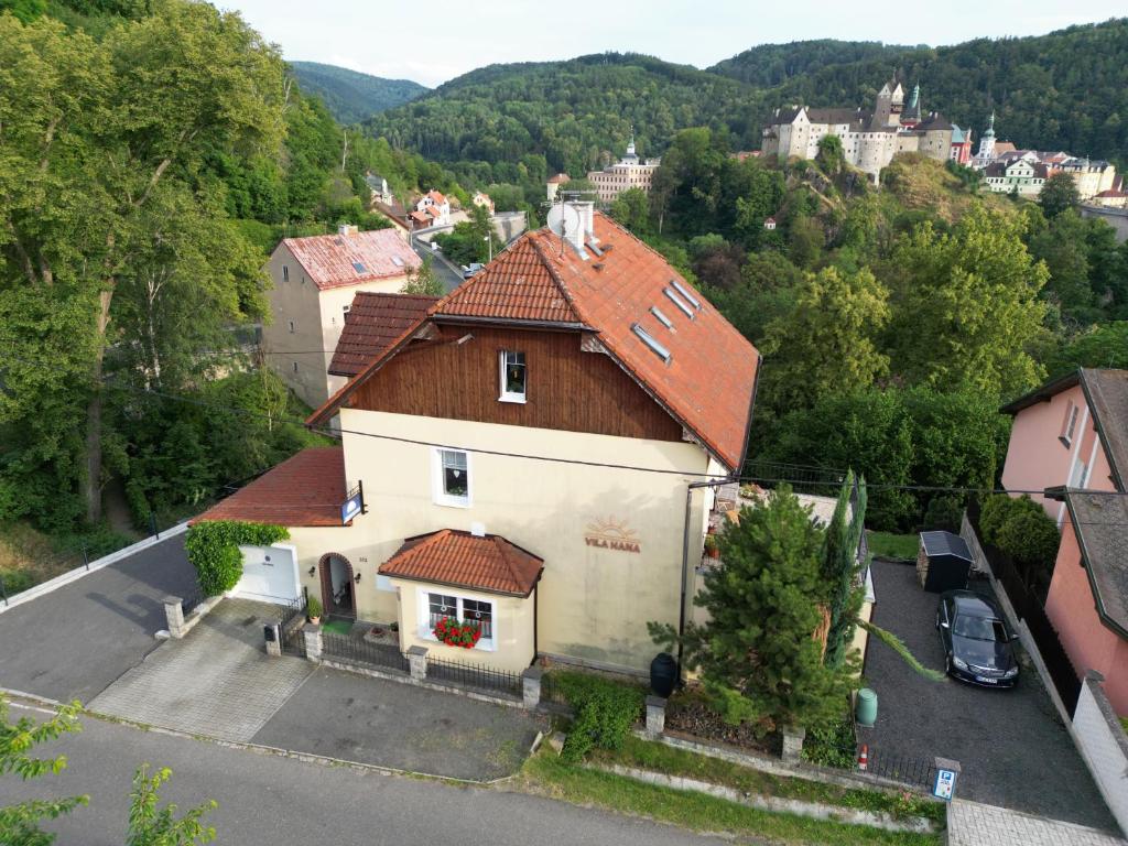 uma vista aérea de uma casa com em Pension Vila Hana em Loket