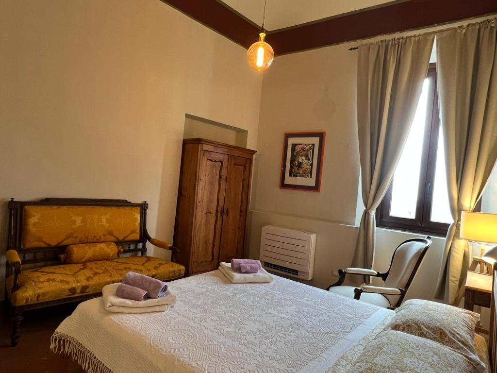 een slaapkamer met een bed met twee handdoeken erop bij Il sogno di Lucia in Amelia
