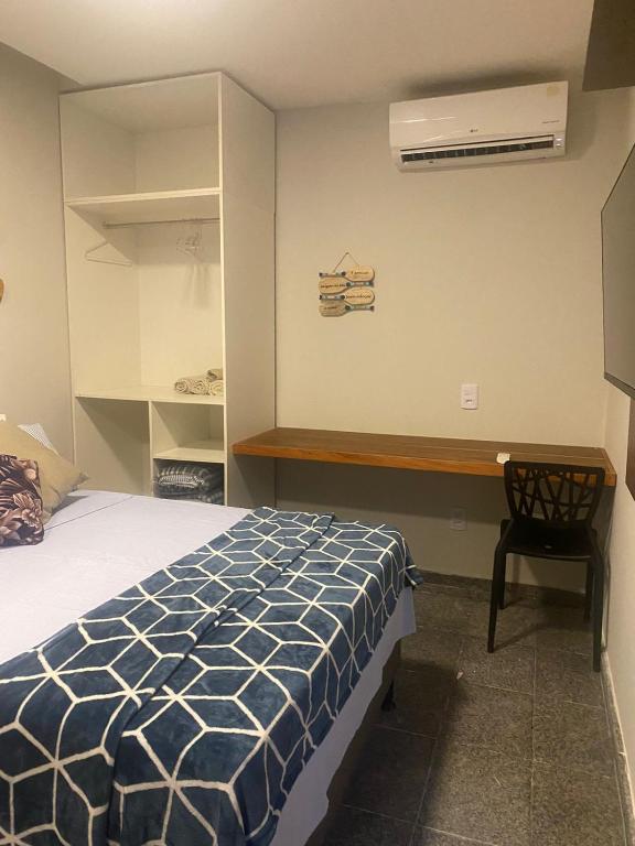 1 dormitorio con 1 cama y escritorio con aire acondicionado en Segunda Casa- Seu cantinho na Praia do Morro em Guarapari - Quartos suítes 2 até 4 pessoas, en Guarapari