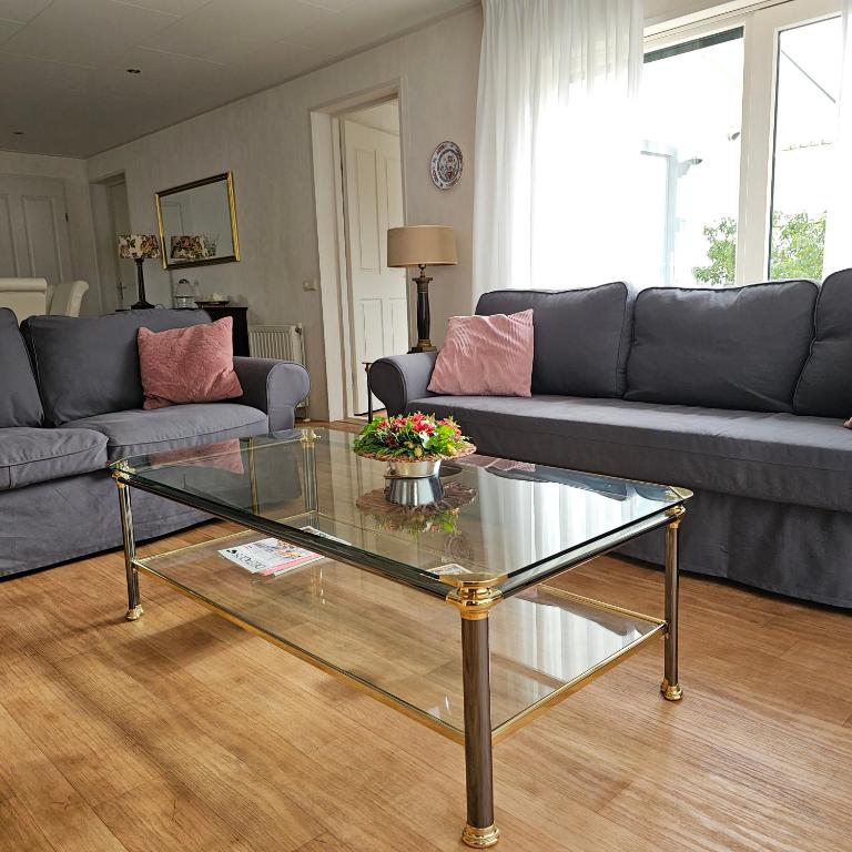 Posezení v ubytování Chalet Buutengeweun, met luxe JACUZZI en TONSAUNA