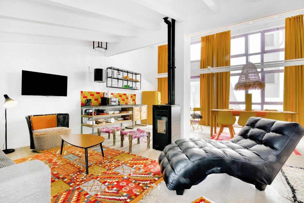 貝尼薩的住宿－Aldaba，客厅配有沙发和桌子