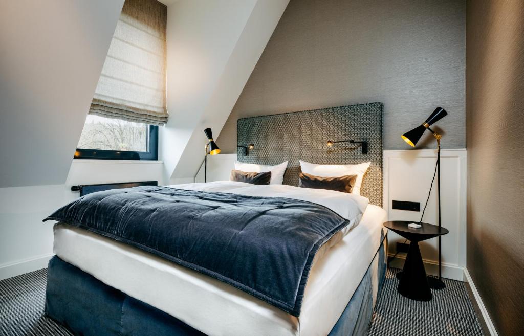アンダーナッハにあるHotel am Ochsentorのベッドルーム(大型ベッド1台、窓付)