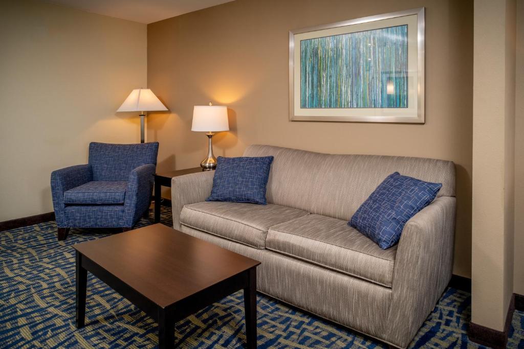 Holiday Inn Express & Suites Lebanon by IHG - Suite King Con Sofá Cama