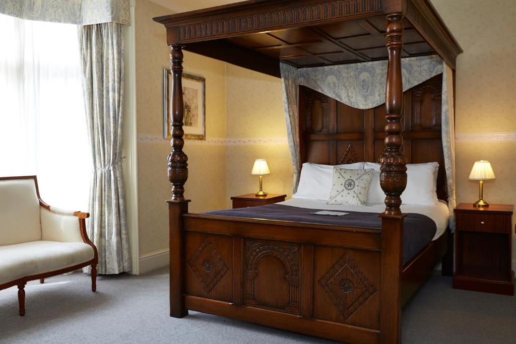 Postel nebo postele na pokoji v ubytování Royal George Hotel by Greene King Inns