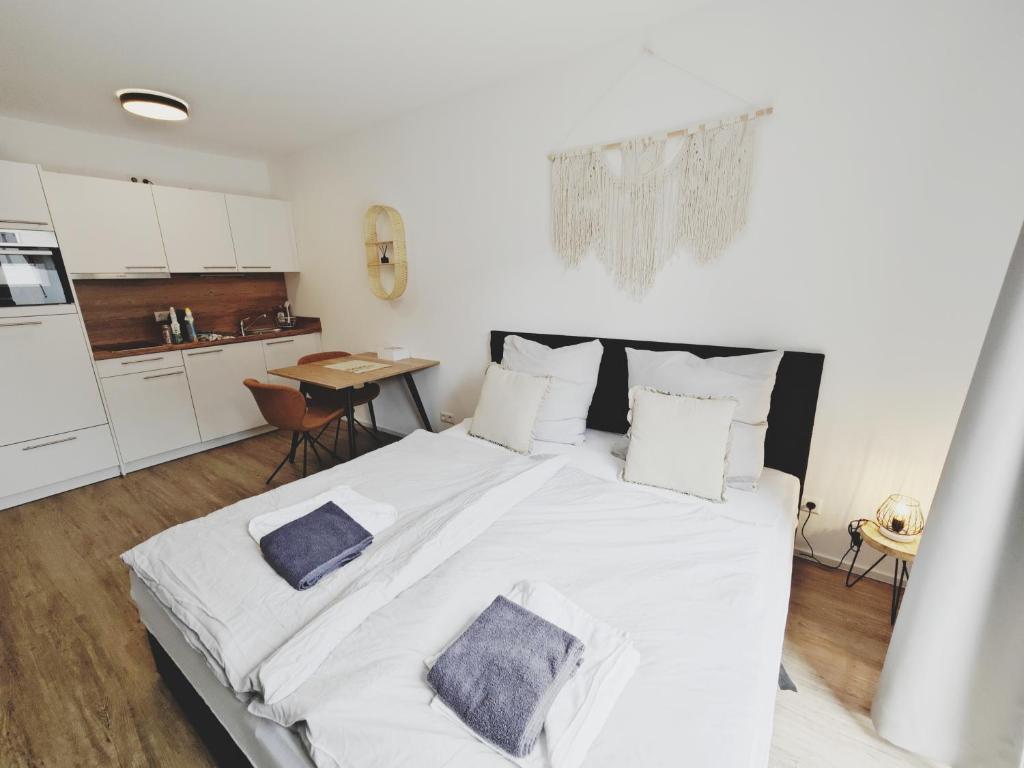 מיטה או מיטות בחדר ב-CASA BOHO - Zentral-Outlet-Balkon-Parkplatz-SmartTV-Unique