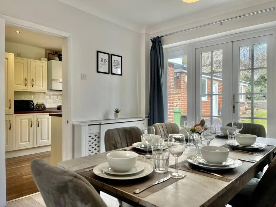 齊格威爾的住宿－London Home - Free Parking - Contractor - Leisure，一间带桌椅的用餐室和一间厨房