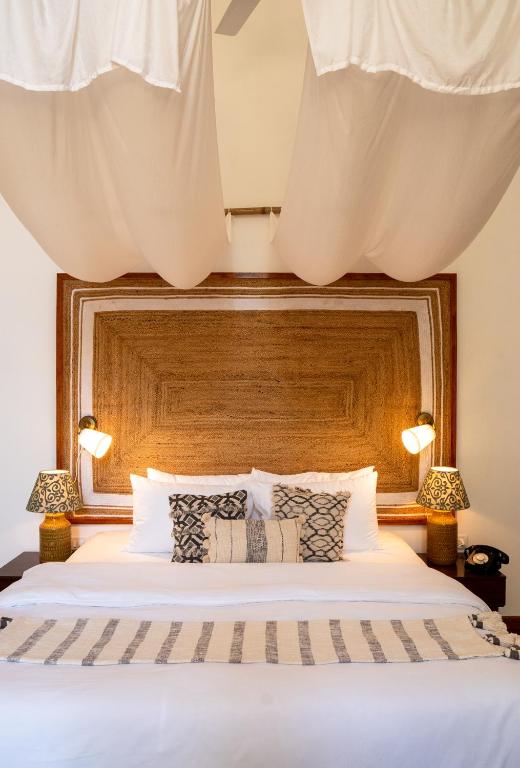 Postel nebo postele na pokoji v ubytování Kaia Oceanfront Goa