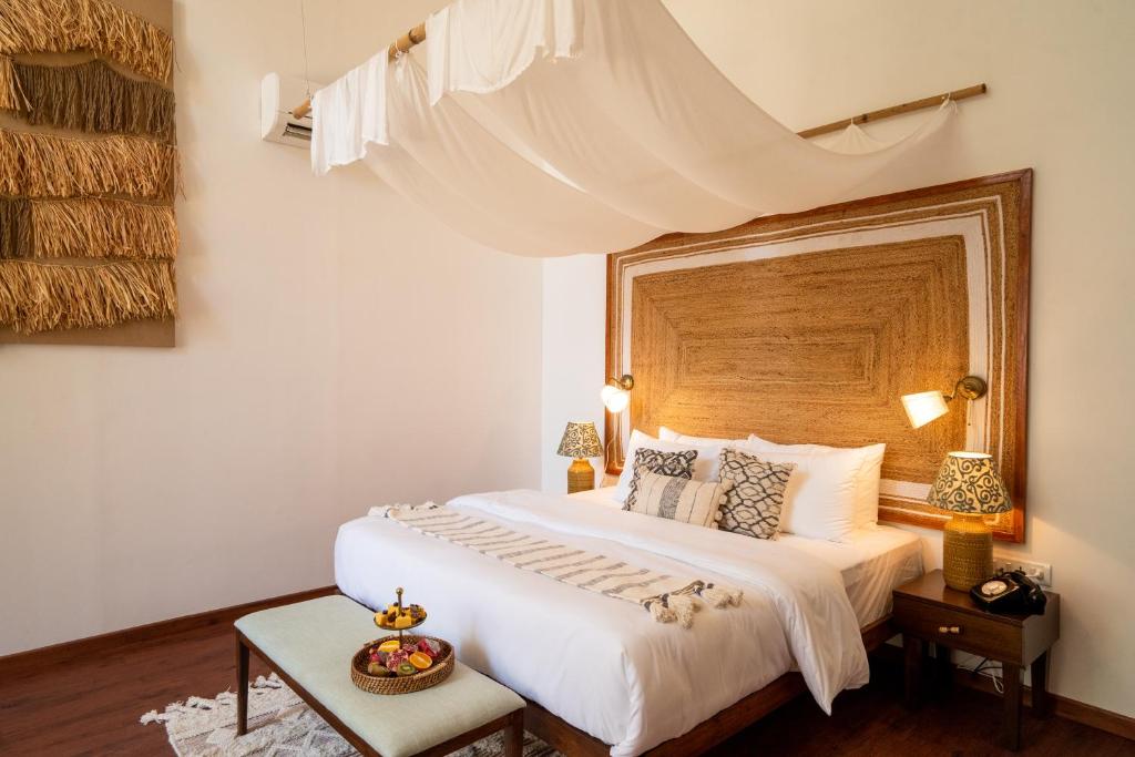Postel nebo postele na pokoji v ubytování Kaia Oceanfront Goa