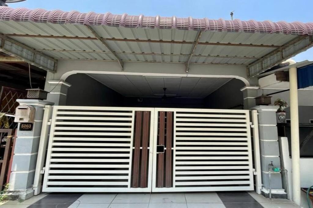 una porta d'ingresso di una casa con cancello di K & J Homestay — Seremban Jaya 7 a Seremban