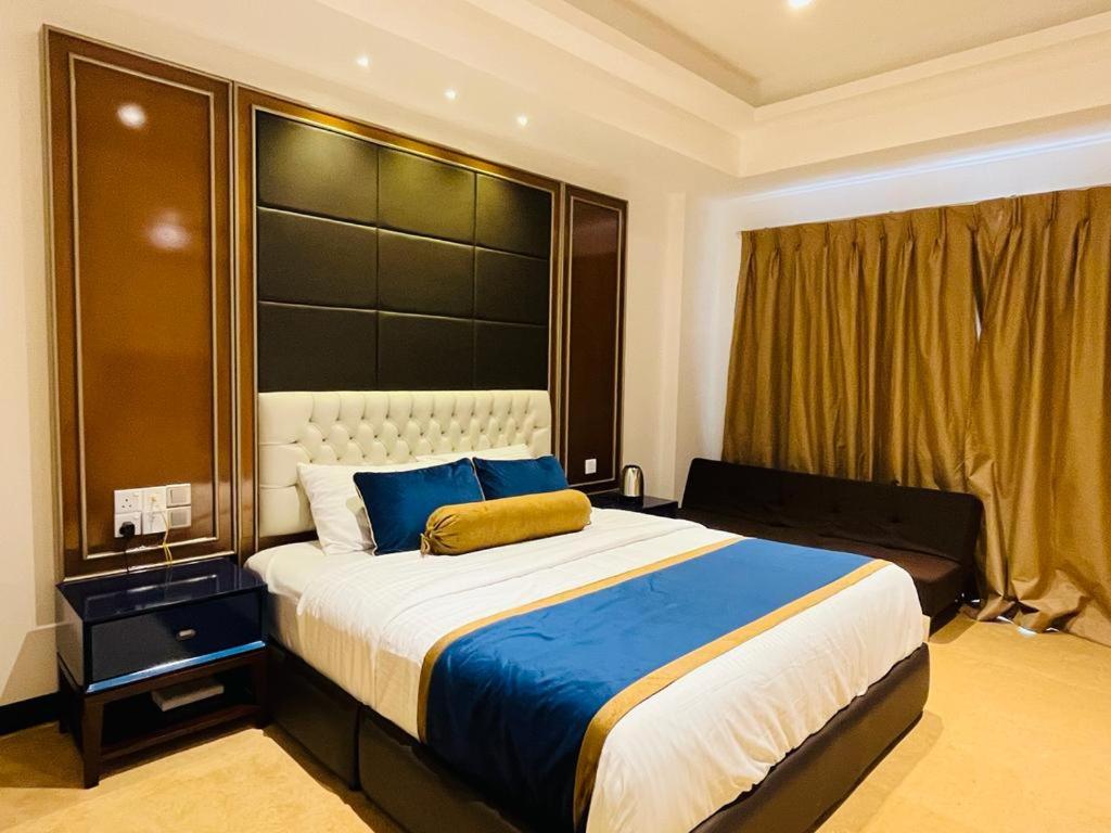 um quarto com uma cama grande e uma janela grande em Ocean Breeze by Flamingos em Negombo