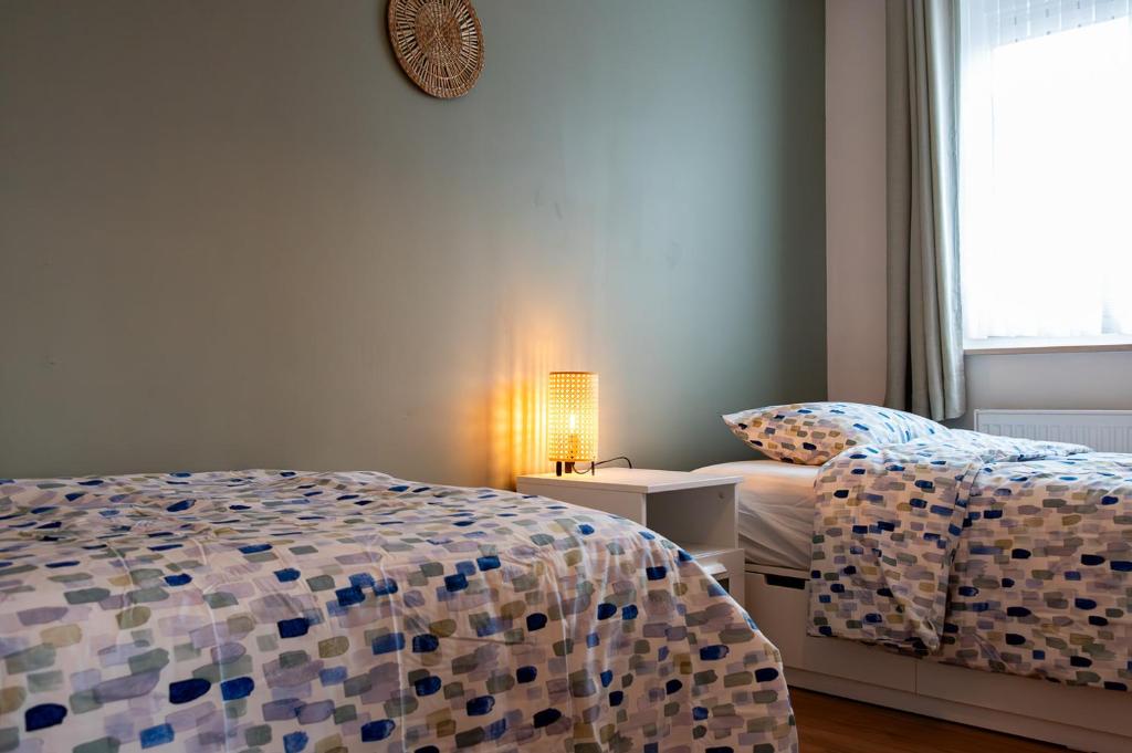 Postel nebo postele na pokoji v ubytování Chez Sabine et Eric Maison pour 6 personnes avec piscine chauffée