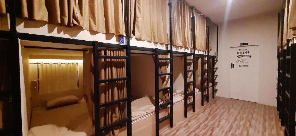 Palanda nebo palandy na pokoji v ubytování Bromo Dormitory
