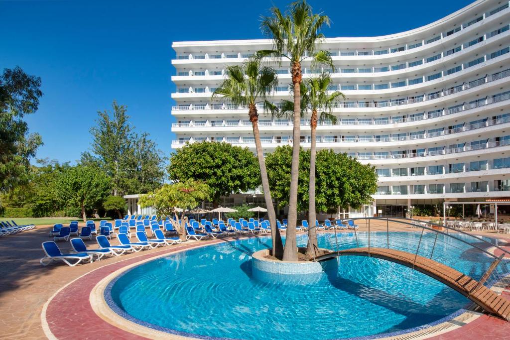 ein Hotel mit einem Pool und Stühlen sowie einem Gebäude in der Unterkunft HSM Atlantic Park in Magaluf