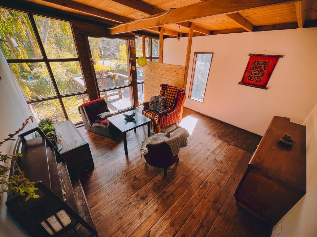 una vista aérea de una sala de estar con muebles y ventanas en CasaRampa Mar del Plata casa con rampa de skate en Mar del Plata