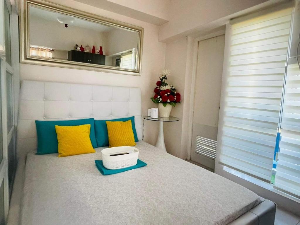 Habitación con aseo en la cama en 9th floor Taal View with 2 Balconies w/ Fiber Net, en Tagaytay