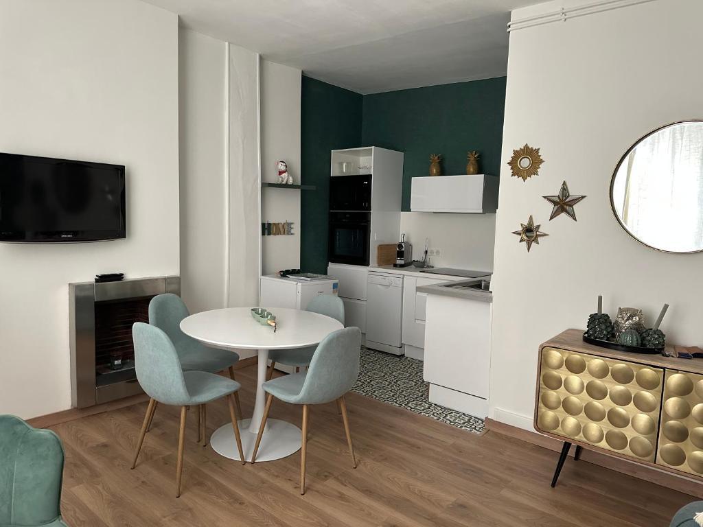 une cuisine avec une table et des chaises dans une pièce dans l'établissement Centre ville proche des Halles de Tours, à Tours