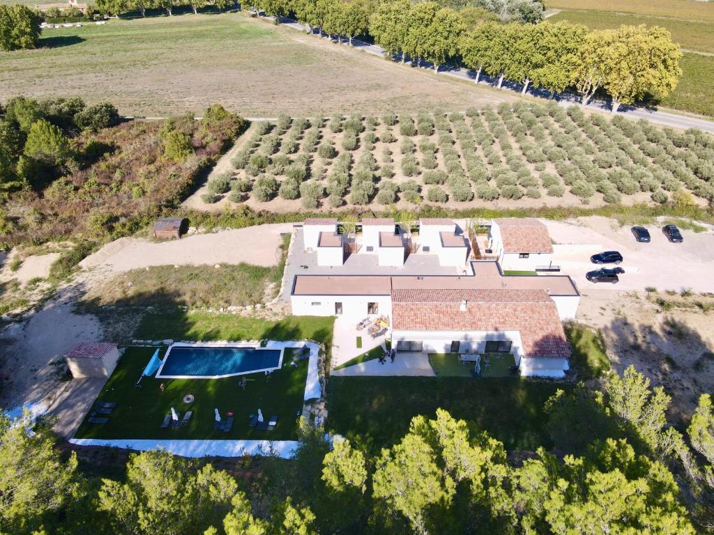 an aerial view of a large estate with a swimming pool at Noyau & Pepin in Rognes