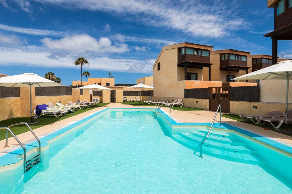 Bazén v ubytovaní Sunset Beach 4 Bedroom Villa 200m to Beach+Fast WIFI alebo v jeho blízkosti