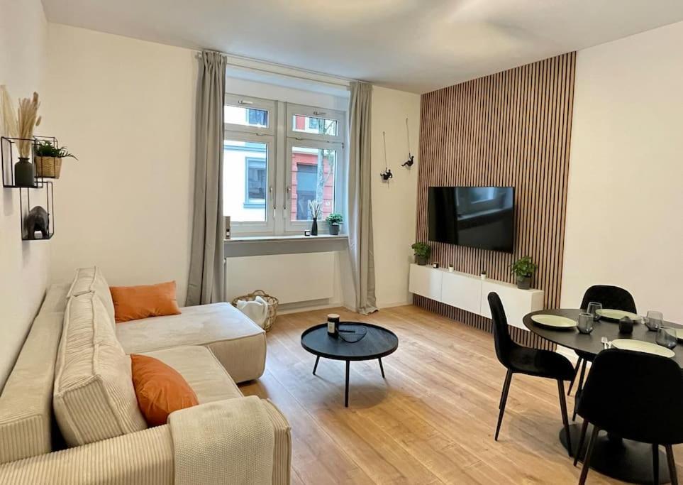 - un salon avec un canapé et une table dans l'établissement Stylisches Apartment in zentraler Lage mit Balkon, à Karlsruhe