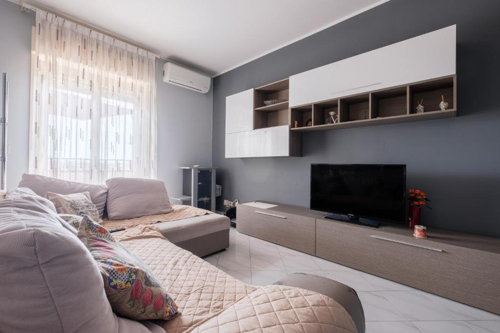 米拉佐的住宿－Apartment Castle，带沙发和平面电视的客厅