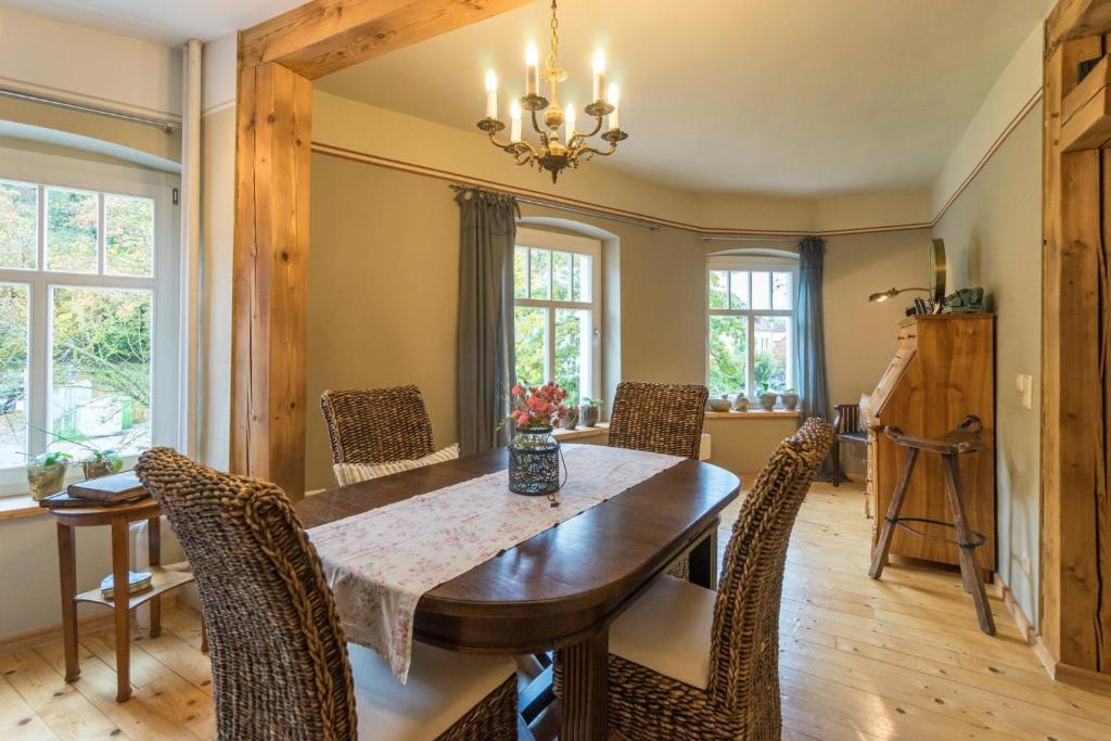 a dining room with a wooden table and chairs at Altes Fotohaus in Freyburg