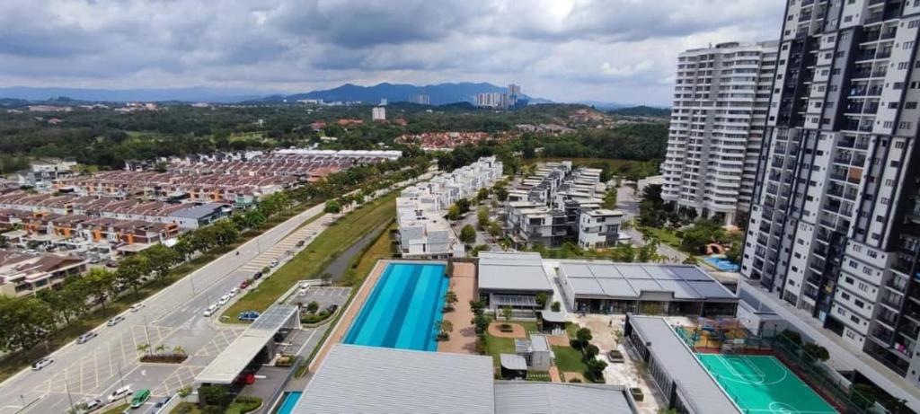 une vue aérienne sur une ville avec une piscine et des bâtiments dans l'établissement RF Homestay Nilai, à Nilai