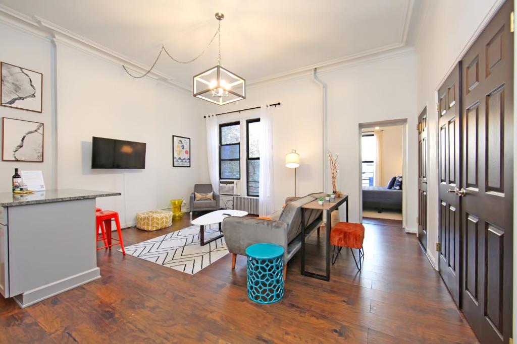 um apartamento com uma sala de estar e uma sala de jantar em Serenity Park Slope - Entire Brownstone apt. em Brooklyn