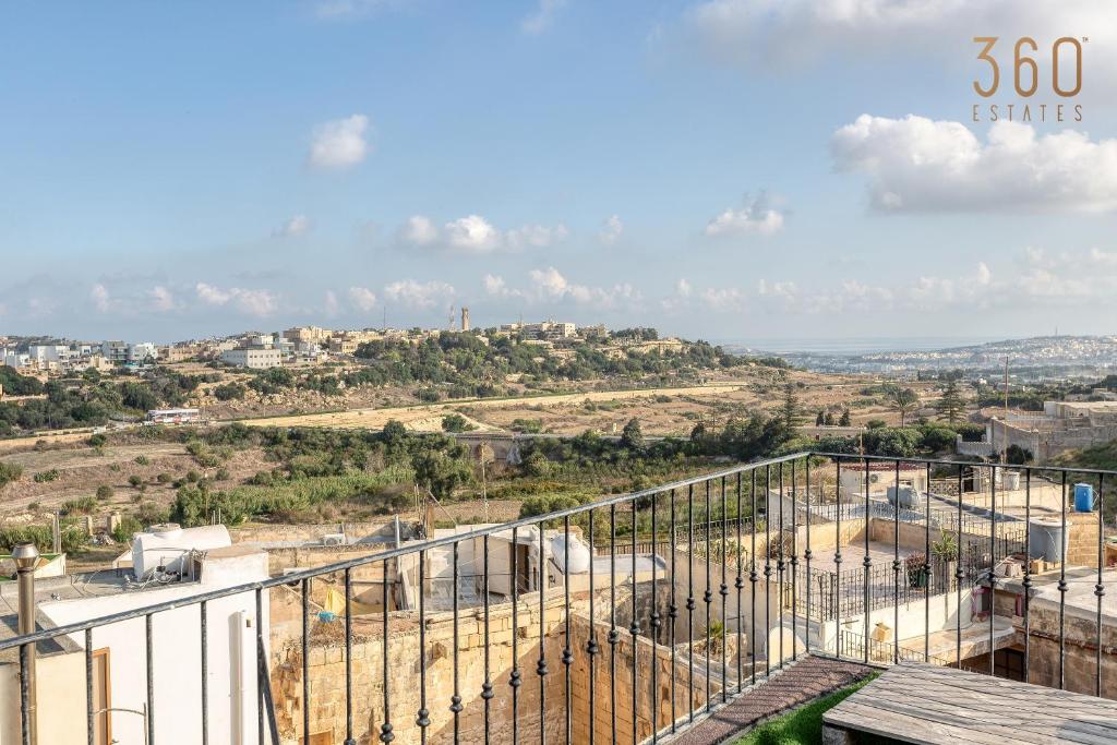 拉巴特的住宿－A 3BR characteristic home in Rabat with lovely views by 360 Estates，阳台享有城市美景。