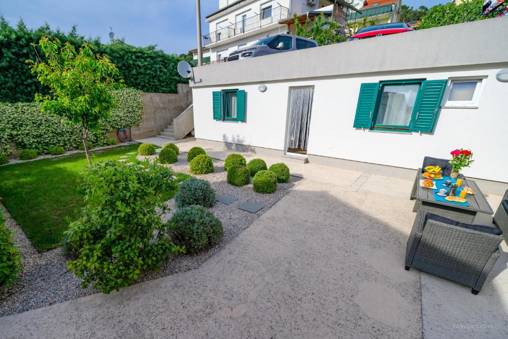 Vonkajšia záhrada v ubytovaní Studio Leon & rent a quad