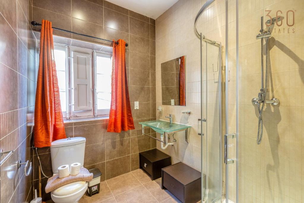 Koupelna v ubytování A 3BR characteristic home in Rabat with lovely views by 360 Estates