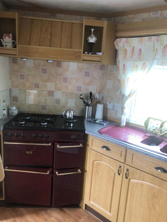 Kuchyň nebo kuchyňský kout v ubytování Màire’s Mobile Home