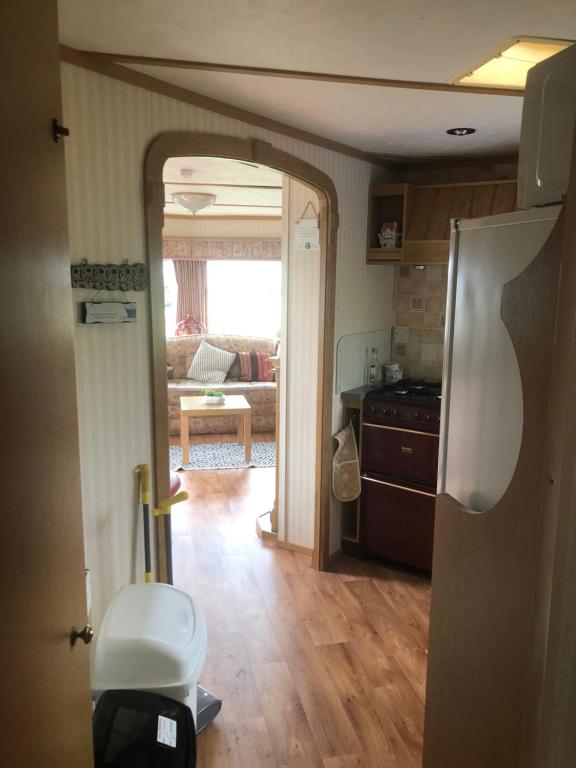 Kuchyň nebo kuchyňský kout v ubytování Màire’s Mobile Home